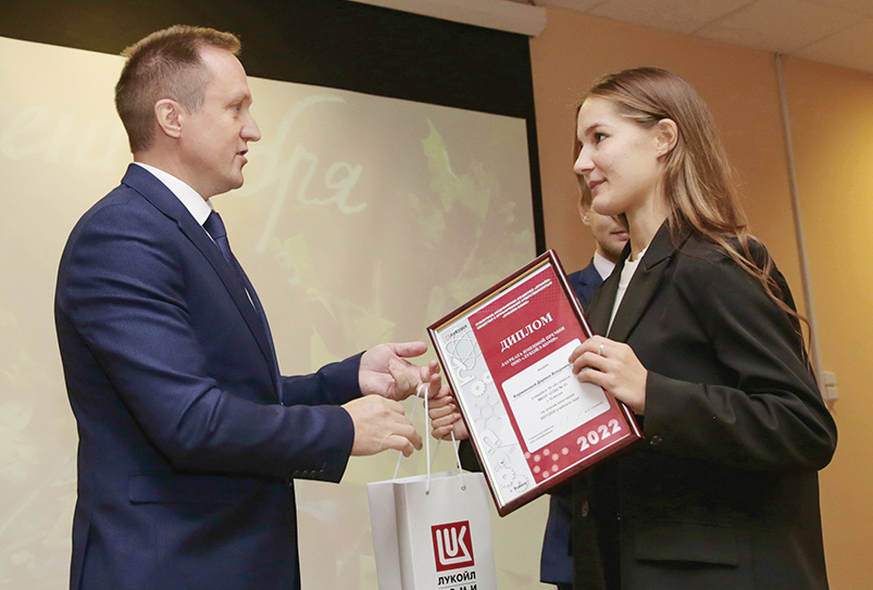 Школьникам республики вручили именные премии от ЛУКОЙЛ-Коми.