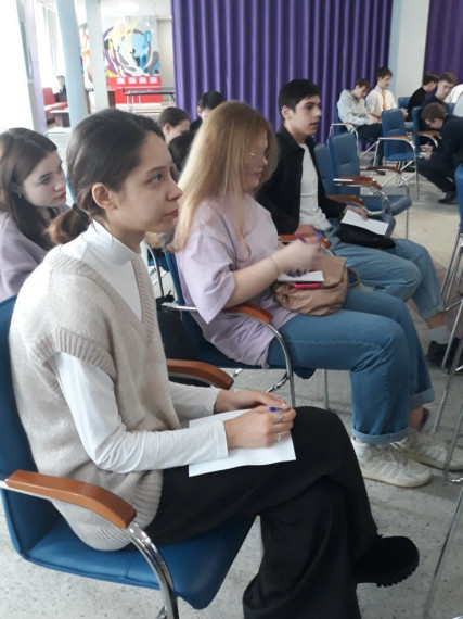 8 апреля в​ МБУ «Молодёжный центр» учащиеся 10​ а класса психолого-педагогической направленности приняли участие​ в мероприятии по профориентации «Мир профессий».